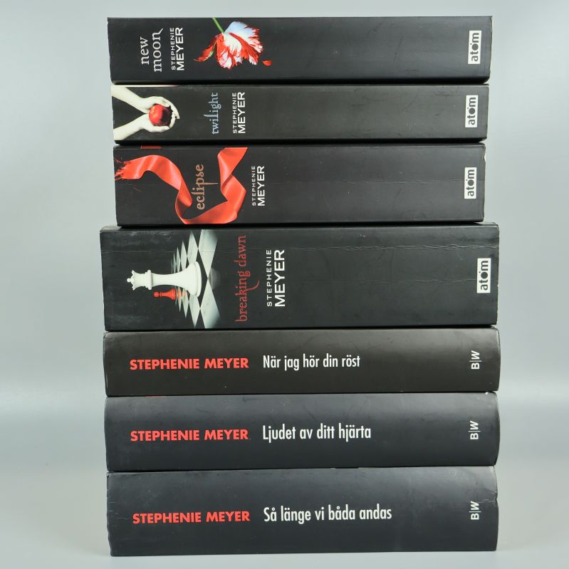 Staplade Twilight-böcker med ryggarna utåt, tydlig titeldesign