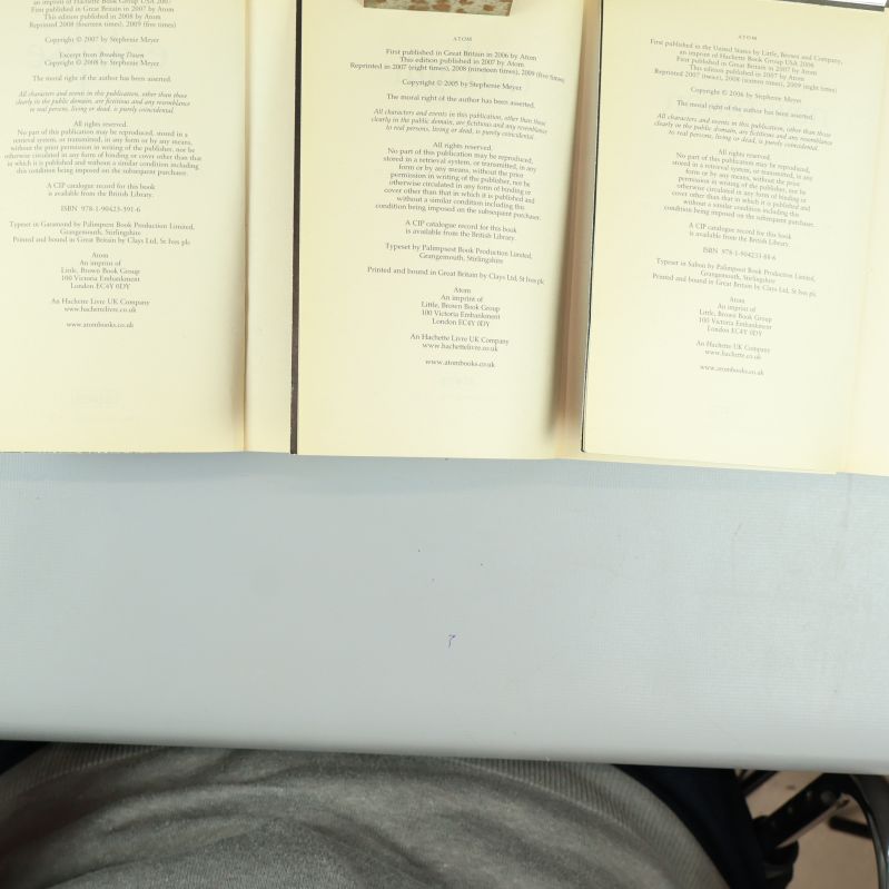 Uppslag i Twilight-böcker visar copyright-sidor med viss ISBN-information