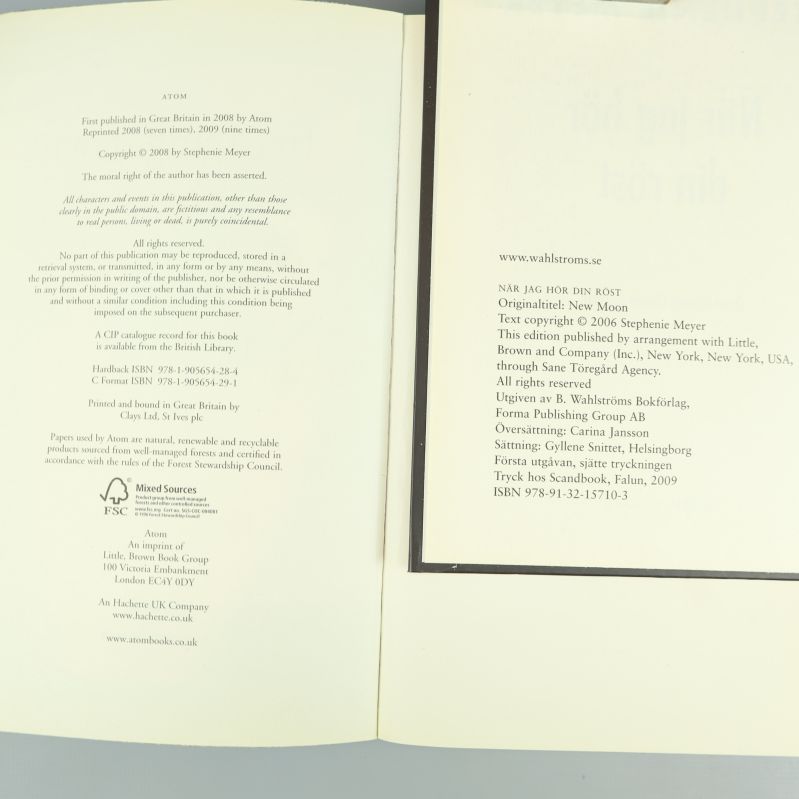 Närbild av copyright- och ISBN-sida i två Twilight-böcker på engelska och svenska