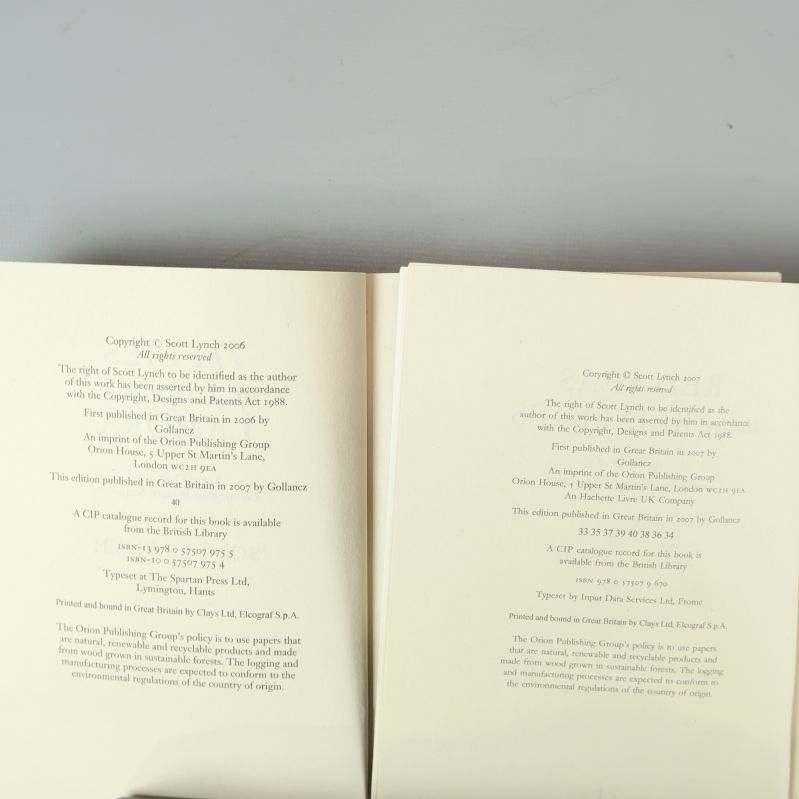 Copyright-sida med ISBN för The Lies of Locke Lamora och Red Seas Under Red Skies