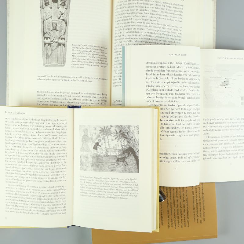 Uppslagna sidor ur alla fyra böckerna med svartvita illustrationer och text