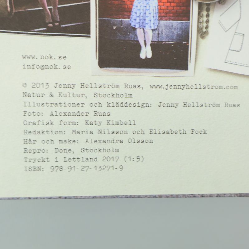 Närbild av ISBN och tryckår på baksidan av boken