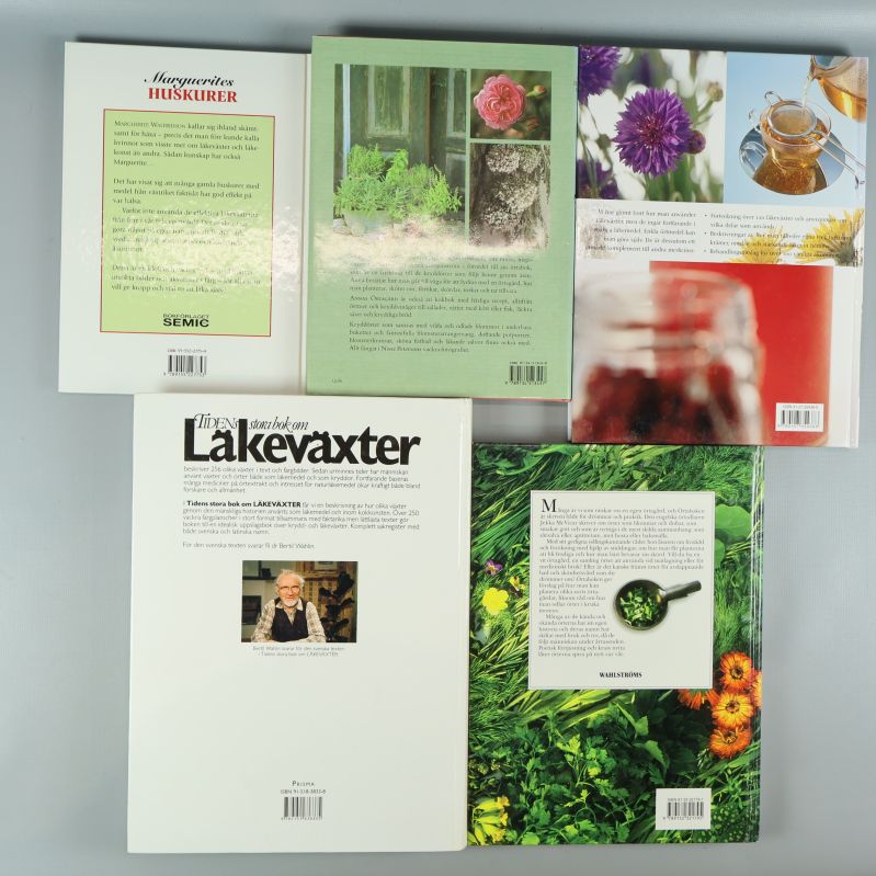 Baksidor på fem böcker om örter och läkeväxter med text och illustrationer