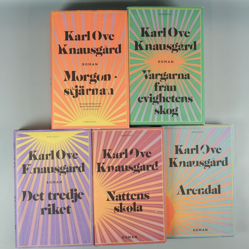Omslag på fem böcker av Karl Ove Knausgård i starka färger