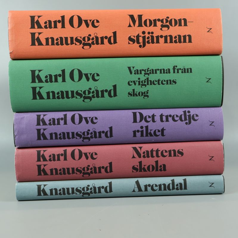 Ryggarna på fem böcker av Karl Ove Knausgård i olika färger staplade på varandra