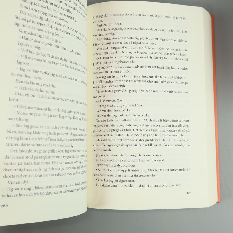 Närbild på ett uppslag med text i en av böckerna