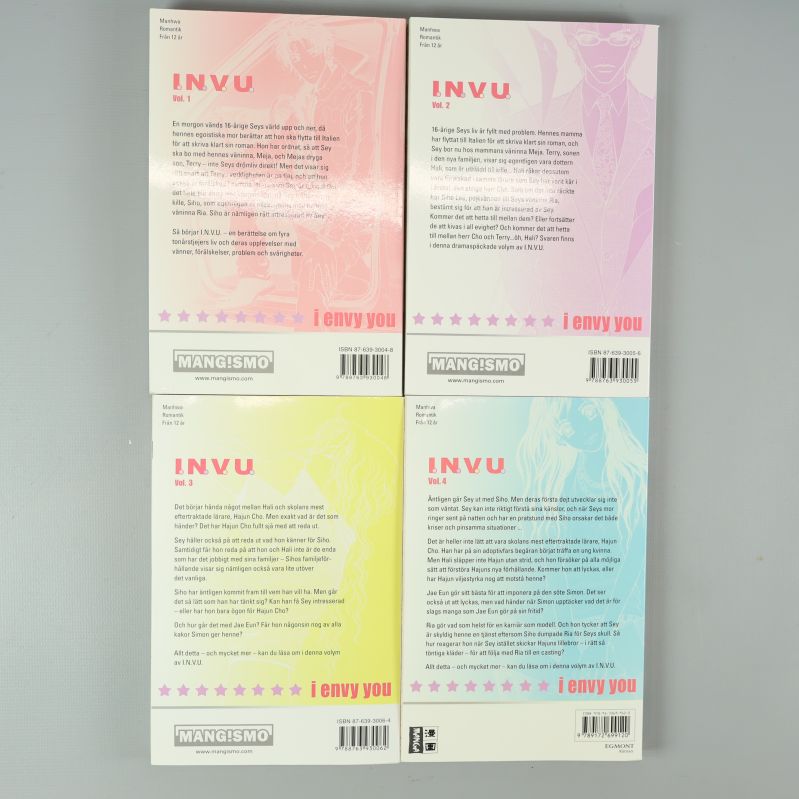 Baksidor av fyra manga I.N.V.U.-böcker med sammanfattning och ISBN