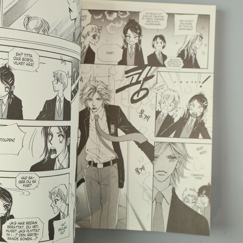Skolscen ur I.N.V.U.-manga med serierutor och pratbubblor