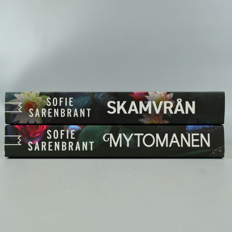 Ryggen på Skamvrån och Mytomanen av Sofie Sarenbrant, liggande staplade