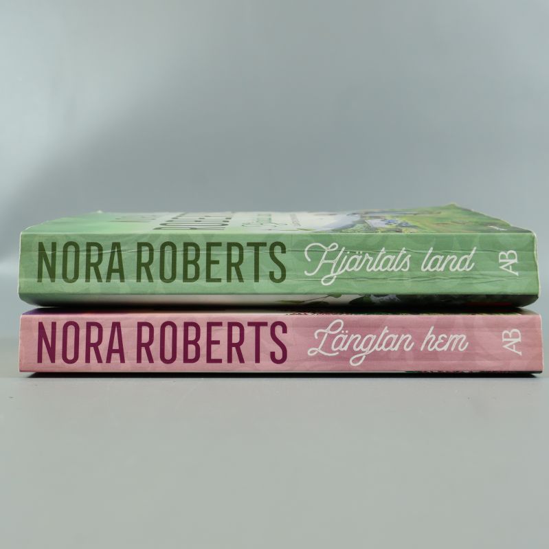 Bokryggarna av Hjärtats land och Längtan hem, båda av Nora Roberts