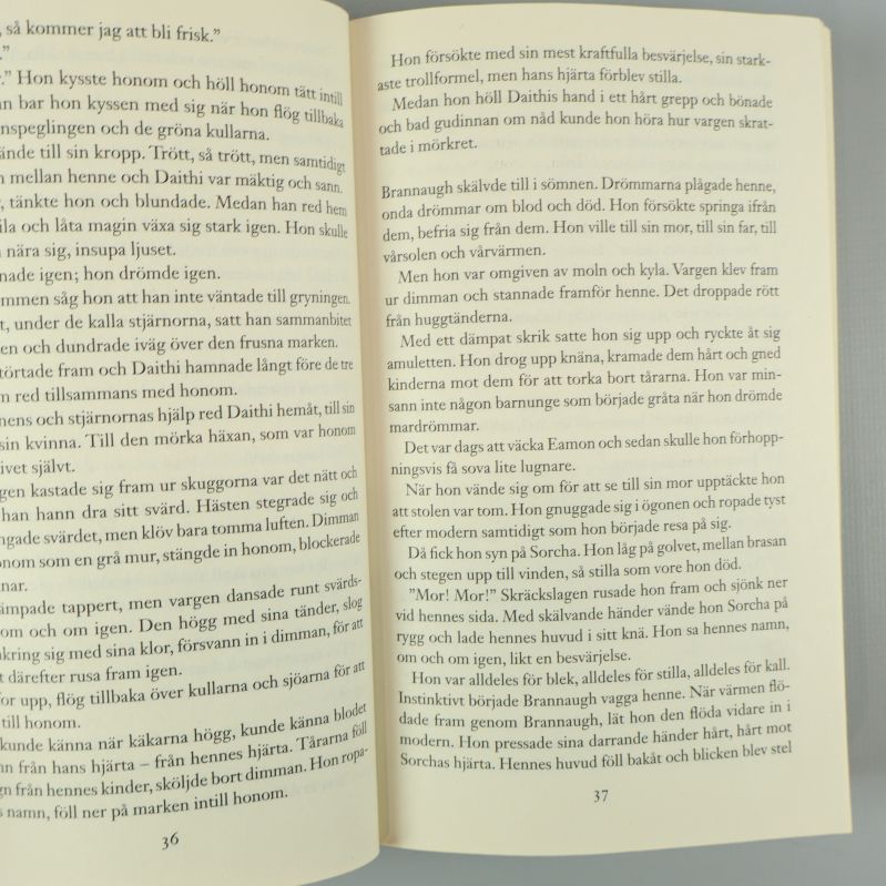 Uppslag från en bok med svensk text på båda sidor