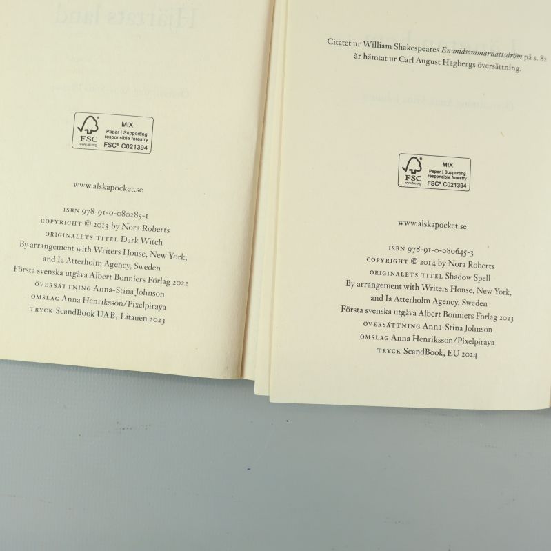 Närbild på copyright-sidor med ISBN för båda böckerna