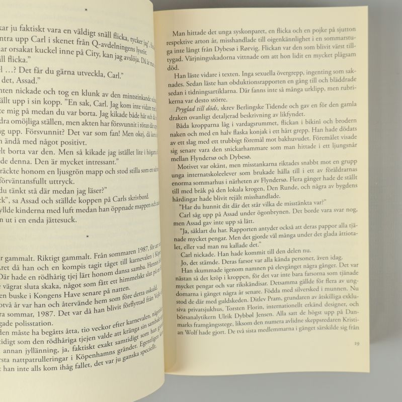 Uppslag inuti boken med svensk text och tydlig layout