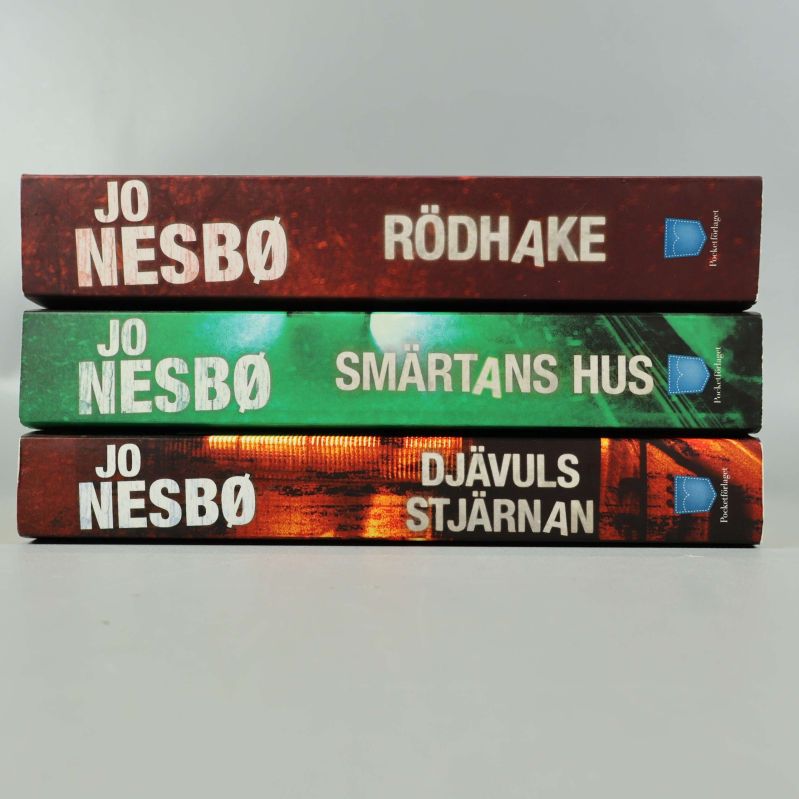 Ryggarna på tre Jo Nesbø-pocketböcker staplade ovanpå varandra