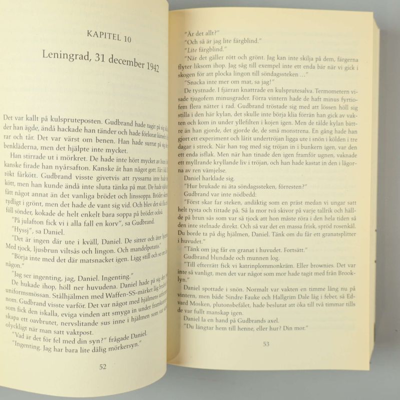 Uppslag ur en Jo Nesbø-bok med kapiteltext och dialoger på svenska