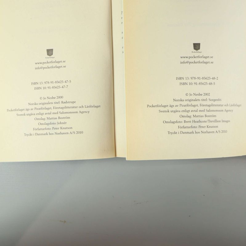 Två titelsidor med utgivningsinfo och ISBN till Rödhake och Smärtans hus