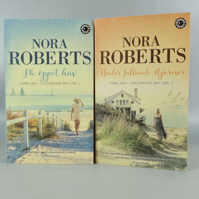 Framsidor av två böcker: Nora Roberts På öppet hav och Under fallande stjärnor