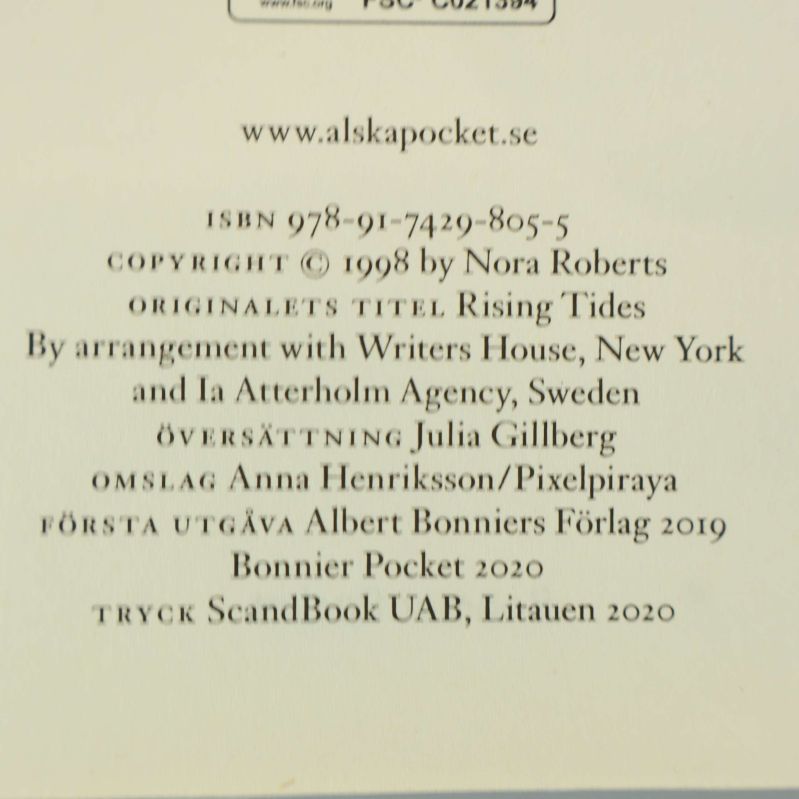Närbild på copyright- och ISBN-sida för Under fallande stjärnor