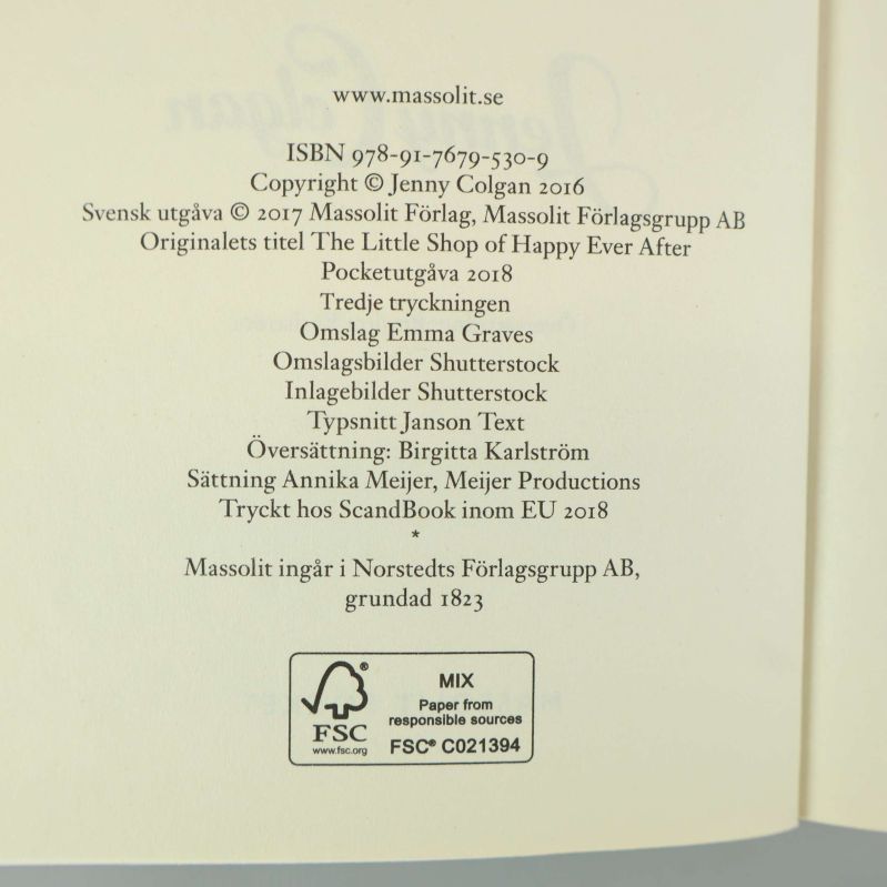 Signeringssida med utgivningsinfo och ISBN till Den lilla bokhandeln runt hörnet