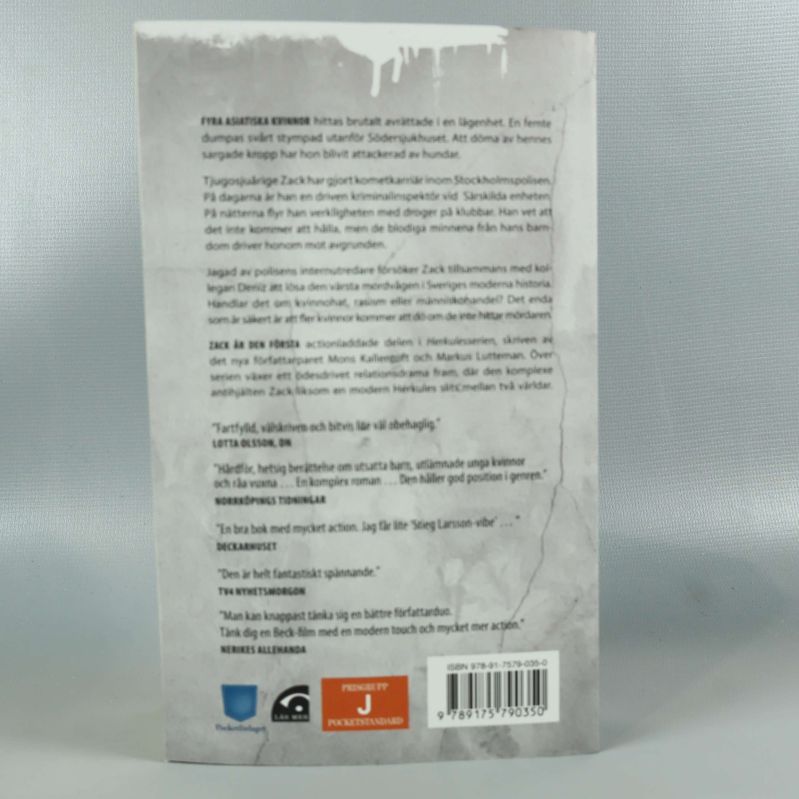 Baksida av boken Zack med textbeskrivning, recensioner och synlig ISBN-kod