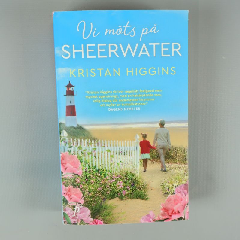 Framsida av boken Vi möts på Sheerwater med strandmotiv och blommor