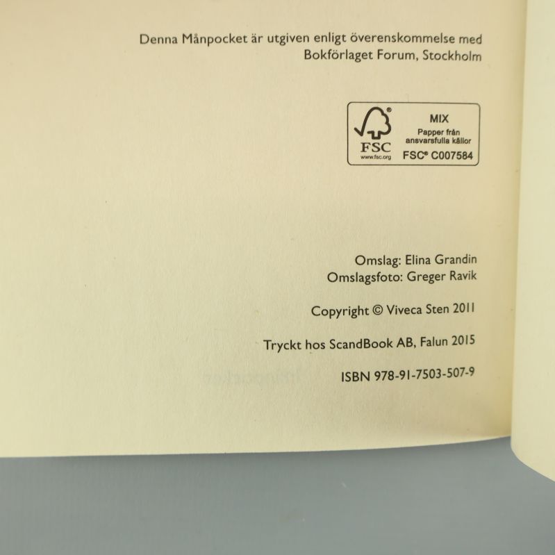 Sida inuti boken med information om tryckår och ISBN