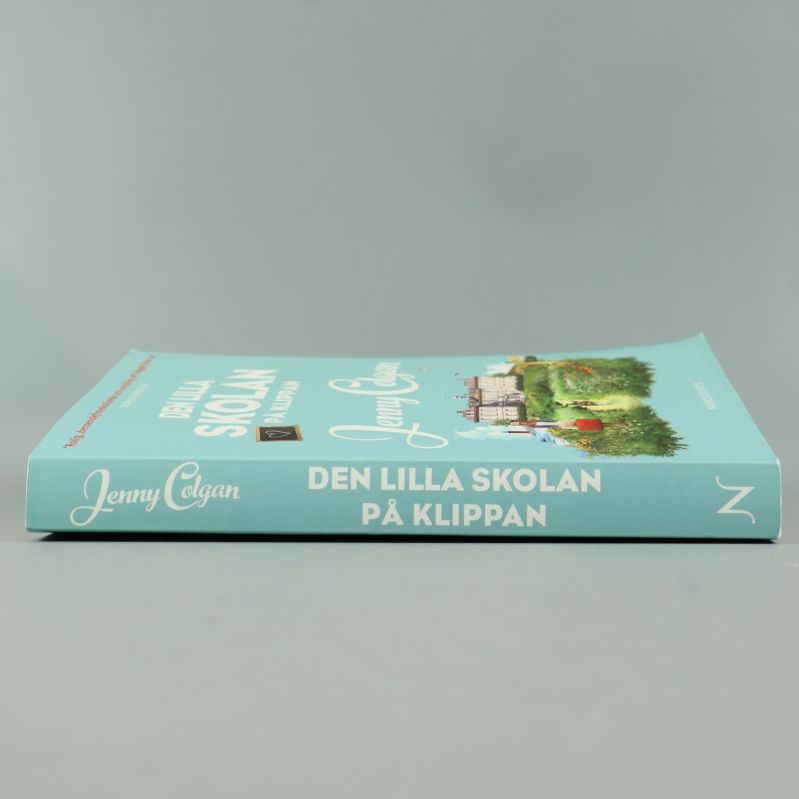 Bokens rygg och framsida med tydlig titel och författarnamn