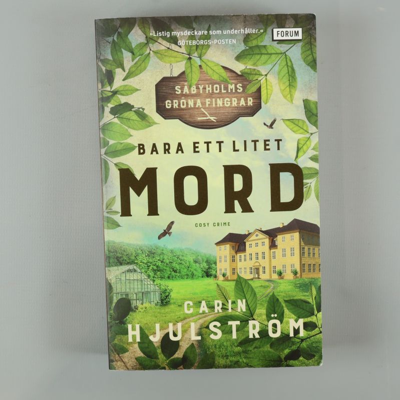 Framsidan av pocketboken Bara ett litet mord av Carin Hjulström med grönskande omslag