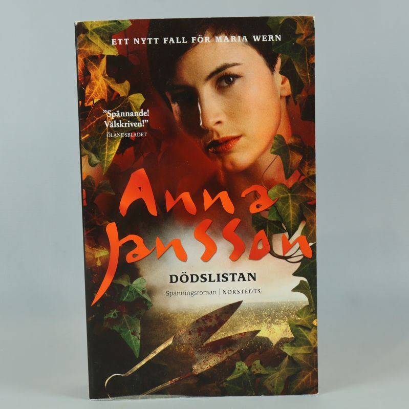 Framsidan av boken Dödslistan av Anna Jansson med höstlöv och porträtt