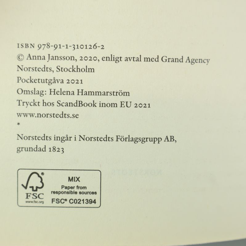 Närbild på försättsblad med ISBN och tryckinformation i Dödslistan