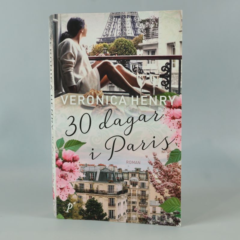Bokomslag till 30 dagar i Paris med motiv av kvinna och Eiffeltornet