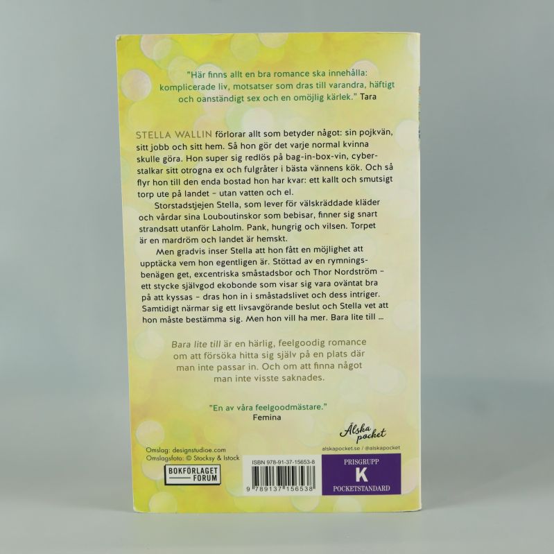 Baksidan av boken med beskrivning och citat