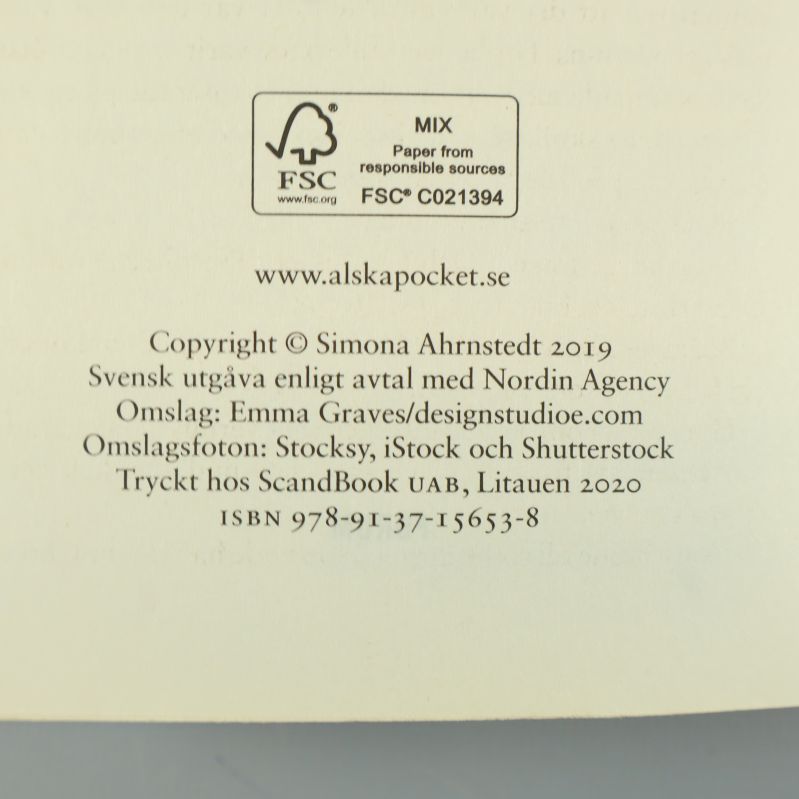 Närbild på bokens copyright-sida med ISBN 978-91-37-15653-8