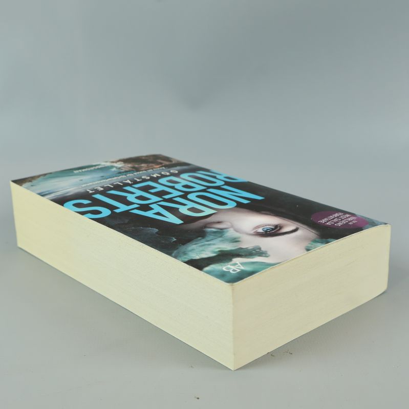 Pocketbok i liggande vinkel med framsidan synlig