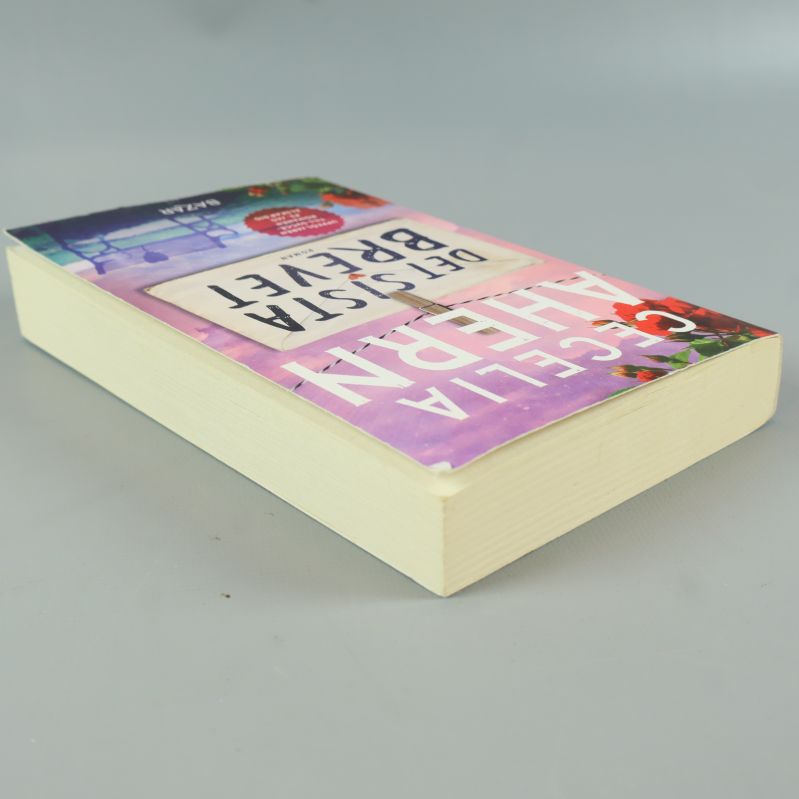 Det sista brevet ligger snett nedåt, visar bokens tjocklek
