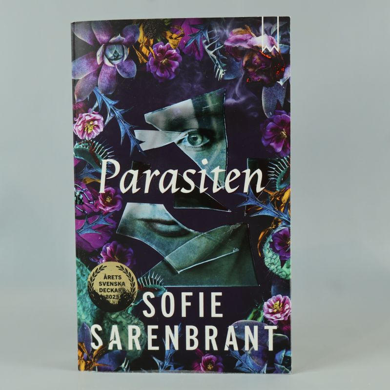 Framsida av Parasiten med kollage av blommor och ansikte