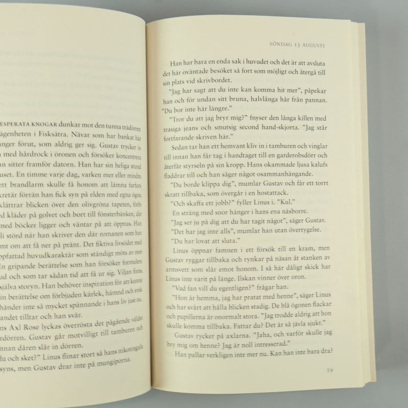 Uppslagen bok Parasiten, svensk text och kapitel