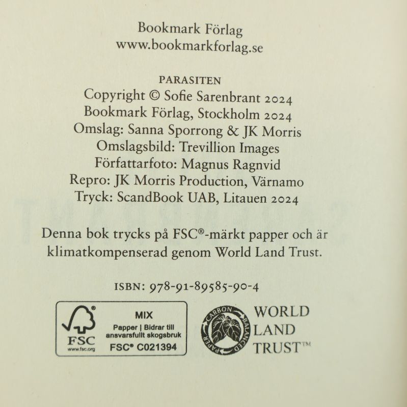 Närbild på copyright-sida och ISBN i Parasiten