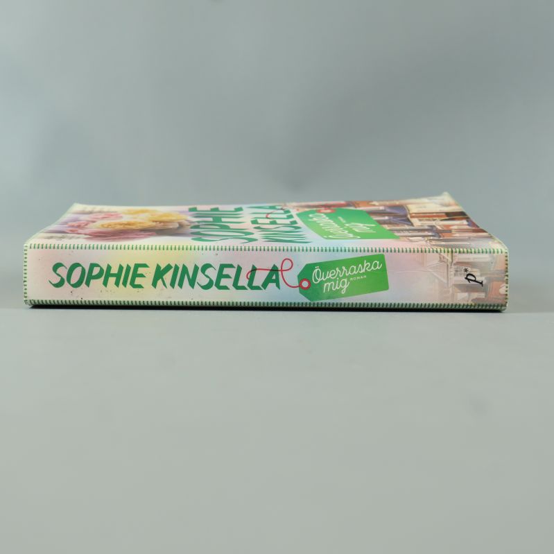 Bokrygg med texten Sophie Kinsella och Överraska mig