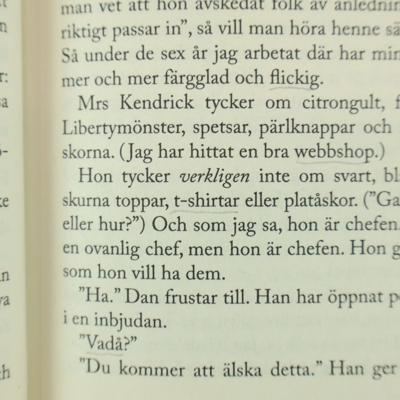 Närbild av text inne i boken Överraska mig på svenska