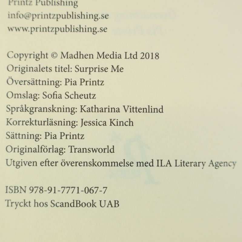 Förlagssida med ISBN och detaljer om svenska utgåvan av Överraska mig