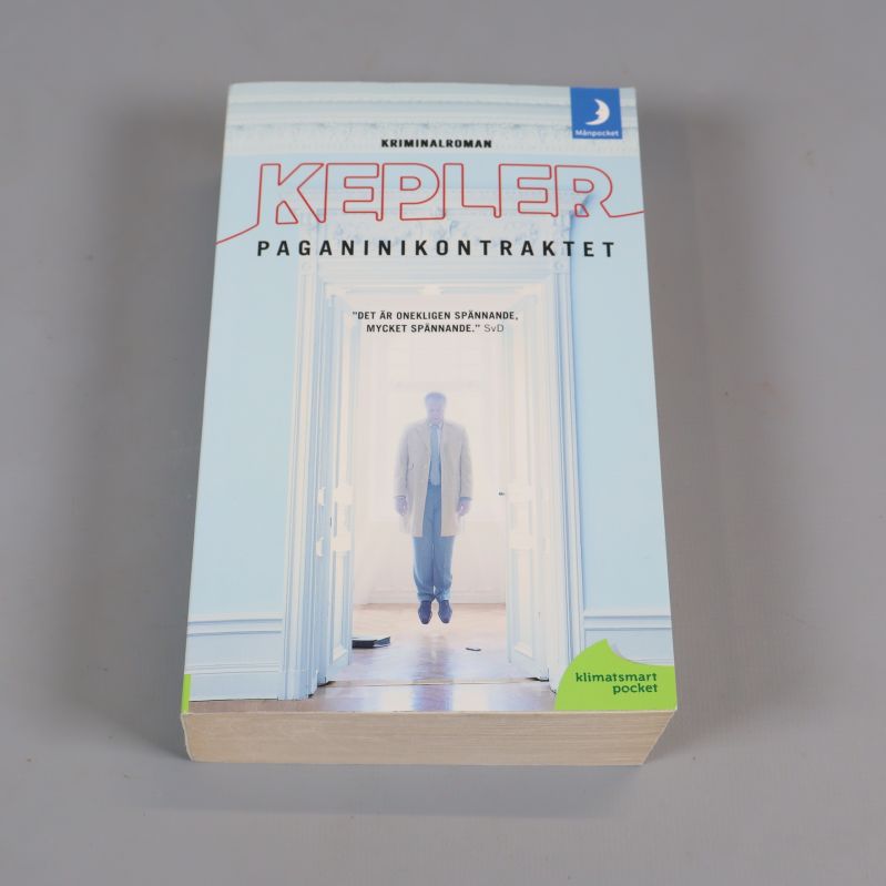 Framsidan av Paganinikontraktet av Lars Kepler, blått omslag med person i dörröppning