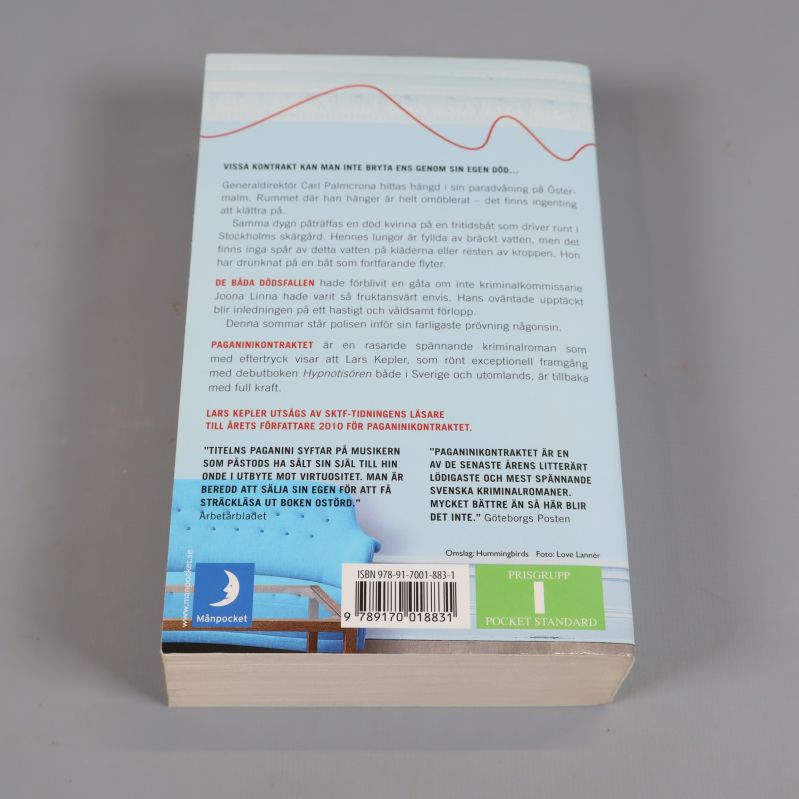 Baksidan av Paganinikontraktet pocket, med bokbeskrivning och synlig ISBN-kod