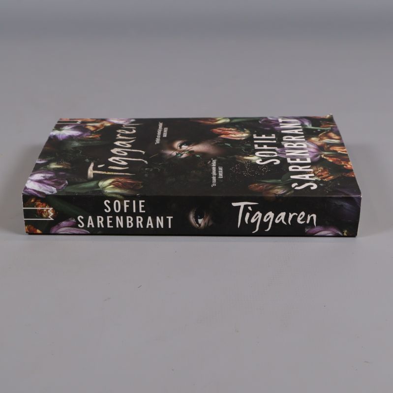 Boken Tiggaren liggande med synlig rygg och omslag
