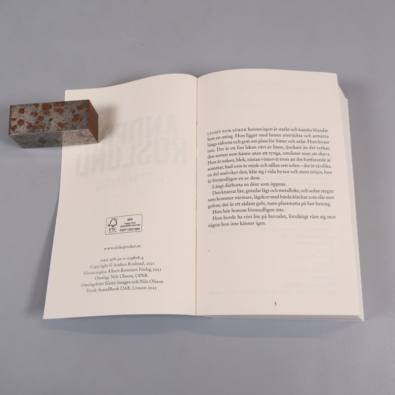 Uppslag tidigt i boken Lita på mig med tryckinformation och starttext