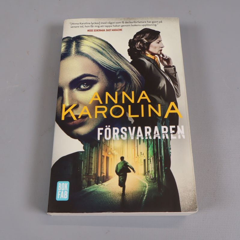Framsida av pocketboken Försvararen av Anna Karolina, grafiskt omslag
