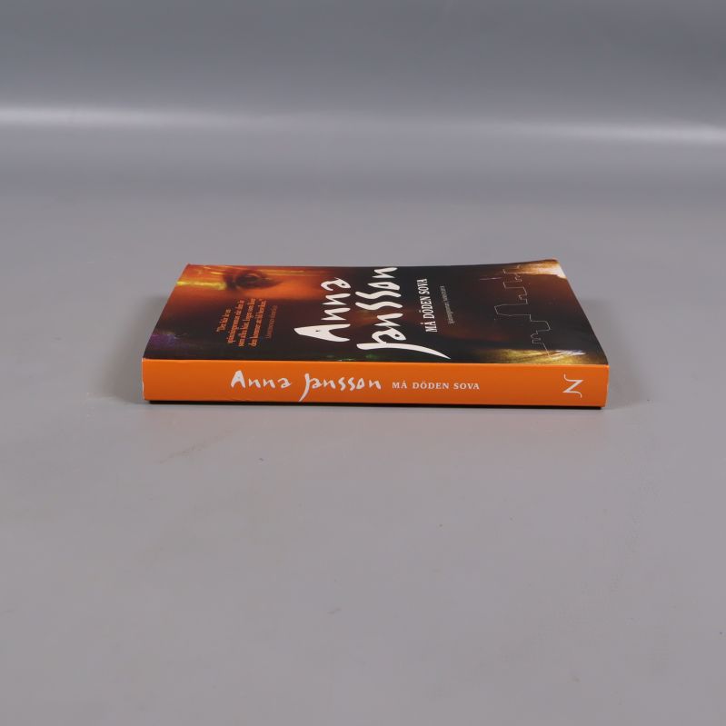 Boken Må döden sova sedd från sidan, orange bokrygg