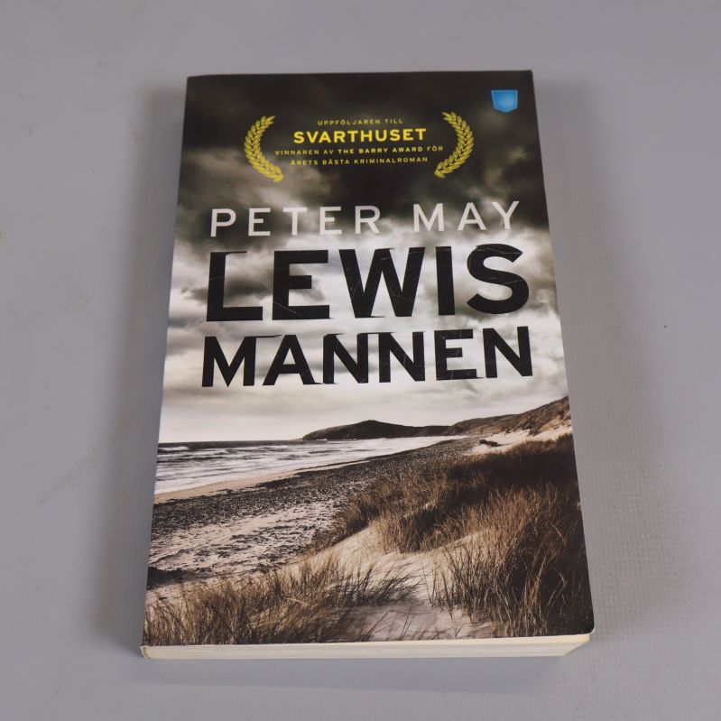 Framsida av boken Lewismannen av Peter May med kustmotiv