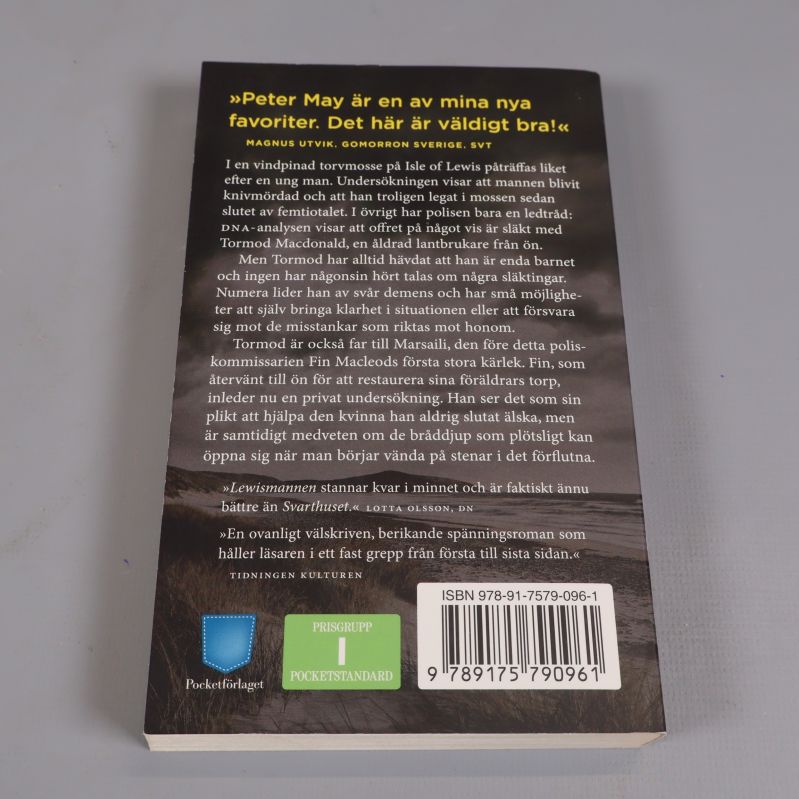 Baksidan av boken Lewismannen med beskrivning och ISBN