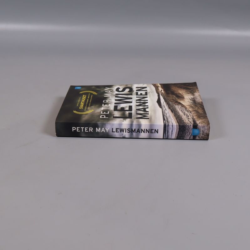 Bok Lewismannen placerad på sidan, visar bokrygg